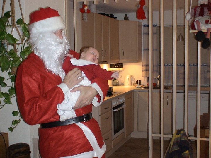 091224-1245.JPG - Ida og julemanden (farfar)