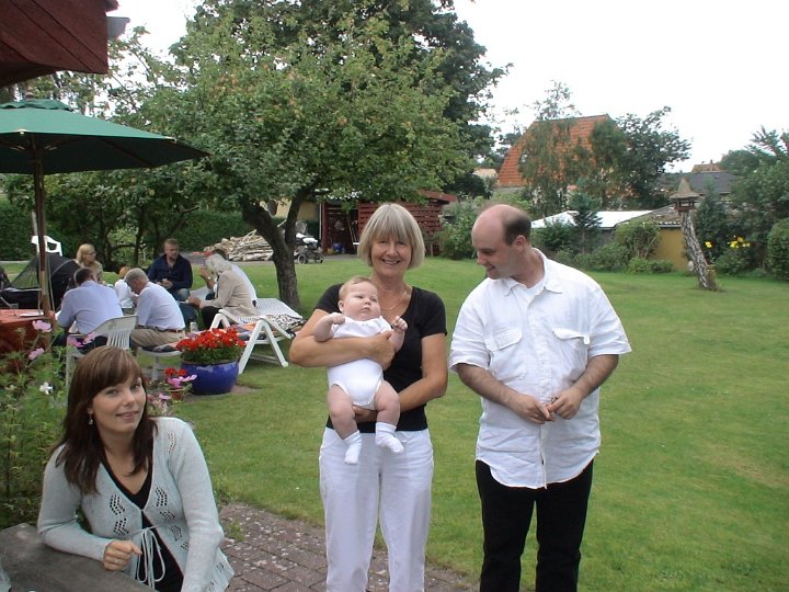 070812-442-Oscardaab.JPG - 12-8-07: Barnedåbsfest hos mormor. Her Camilla, mormor med Oscar og Brian (Martins halvbror)