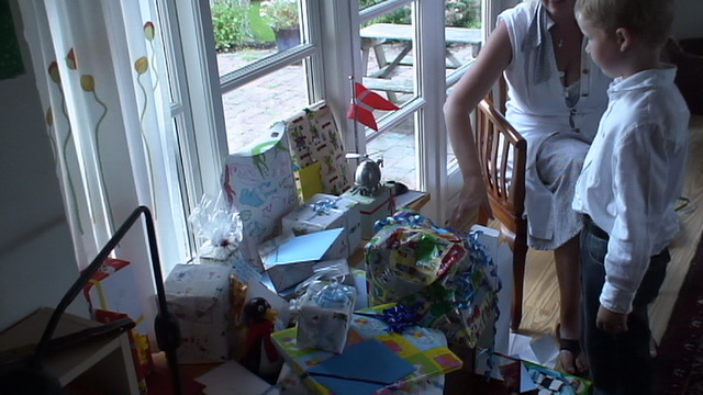 070812-444-Oscardaab.JPG - 12-8-07: Barnedåbsfest hos mormor. Storebror Martin betragte de mange gaver til Oscar. Mon han også vil døbes igen?