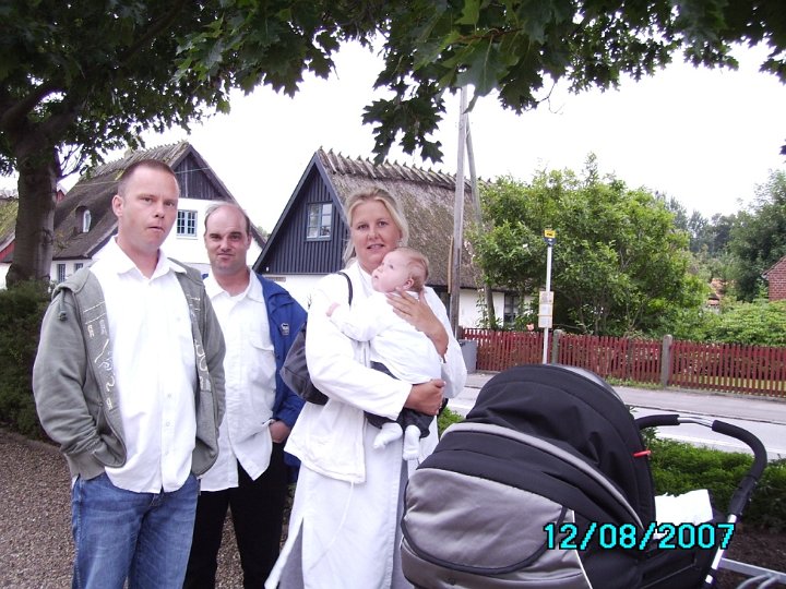 070812-445-Oscardaab.JPG - 12-8-07: Til barnedåb: Martin, Brian, Charlotte og Oscar.