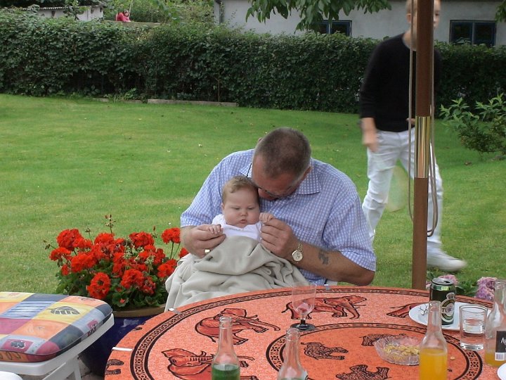 070812-449-Oscardaab.JPG - 12-8-07: Til barnedåb: Oscar hygger i haven med Mads