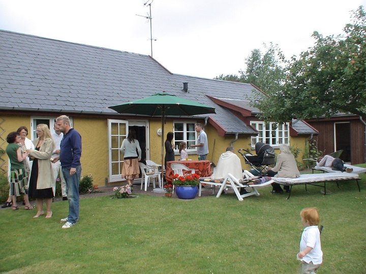 070812-450-Oscardaab.JPG - 12-8-07: Til barnedåb hos mormor. Gæsterne hygger i haven