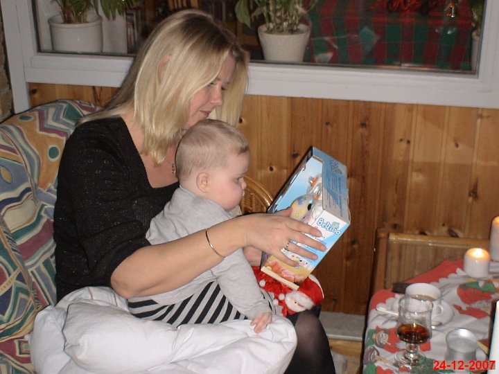 071224-502-Juleaften.JPG - 24-12-07: Oscars første jul i Helsinge. Så skal der pakkes gaver ud