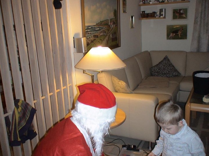 091224-1243.JPG - 24-12-2009: Oscar får besøg af julemanden