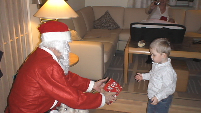 091224-1244.JPG - 24-12-2009: Oscar får besøg af julemanden (farfar) - og han har endda en gave med