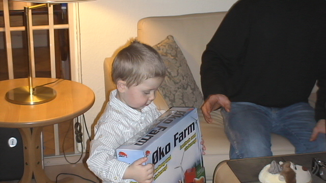 091224-1248.JPG - 24-12-2009: Oscar med julegave