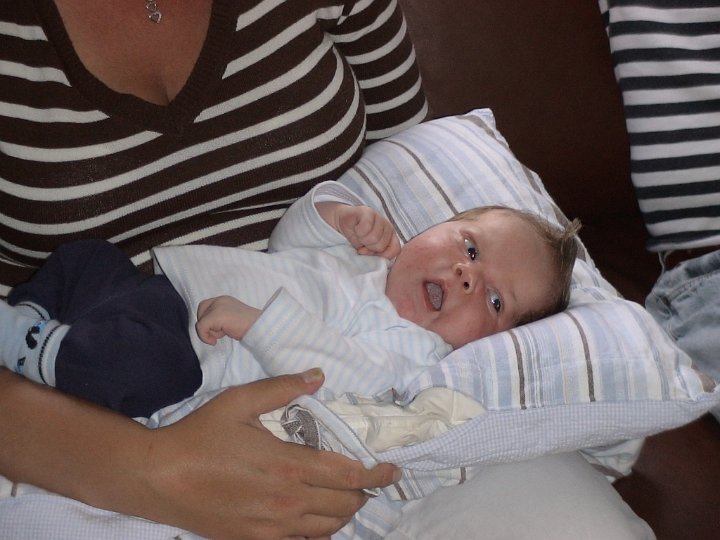 a-DSC00297.JPG - En lille Oscar. Han har vis nok lige fået mad - har ikke lukket munden endnu.