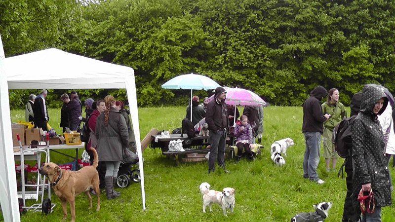 S2040012.JPG - Kaffe og kage samt diverse hundetilbehør kunne købes fra boden til venstre