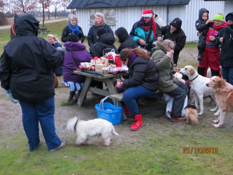 IMG_0132.JPG - Samling efter gåturen. Så skulle der deles gaver ud.