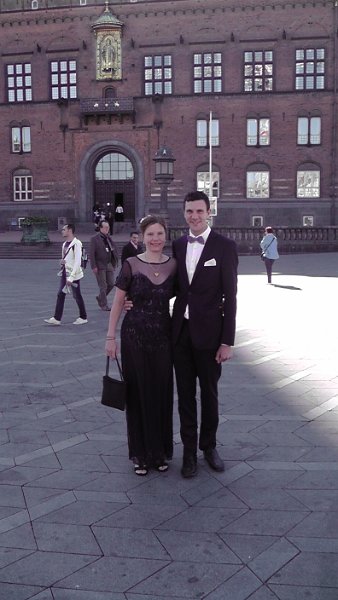 S2570005.JPG - Her er det yndige par ankommet. Jeg blev vist nok lidt rørt, da jeg så min smukke datter fint pyntet. Tror på, at de to bliver et rigtigt godt par.