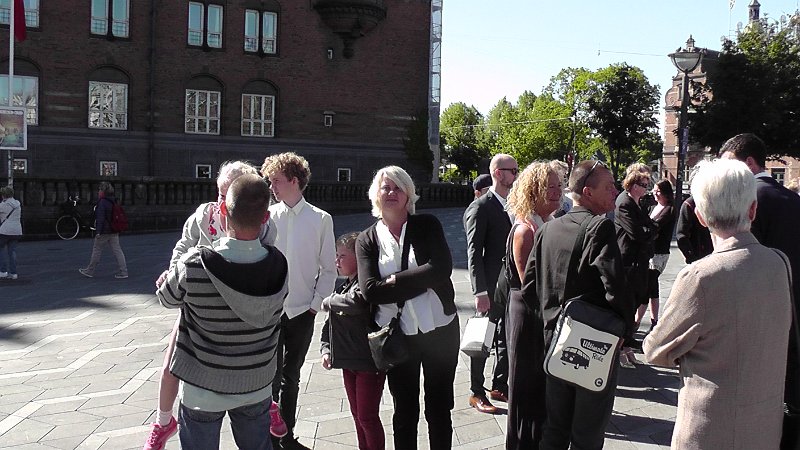 S2570007.JPG - Så er de øvrige gæster til ceremonien ved at ankomme.