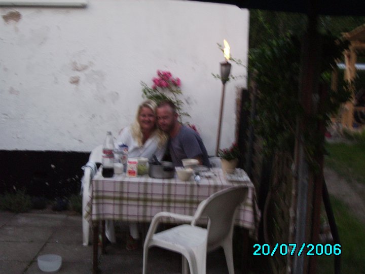 060720-189-HosMartin.JPG - Billedet er desværre lidt utydeligt, men det er Martin og Charlotte på deres bryllupsdag. De blev gift i al hemmelighed, så ingen af os vidste i forvejen, at de skulle giftes.