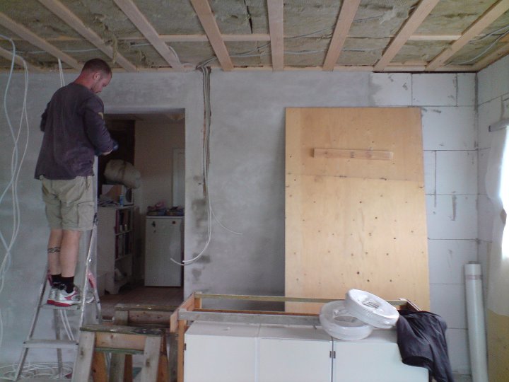 080615-204-HosMartin.JPG - Martin og Charlotte byggede til og om, da de ventede familieforøgelse. Huset var nu heller ikke så stort, og resultatet blev rigtigt godt. 