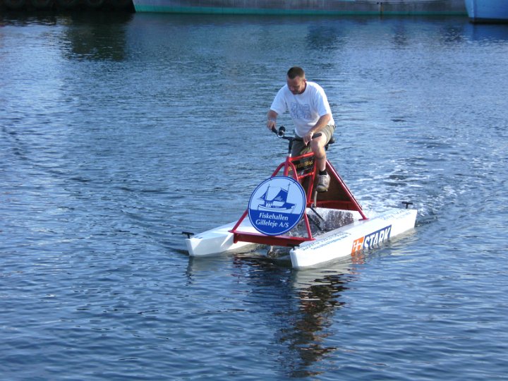 BILD0156.JPG - Martin motionerer til havnefesten.