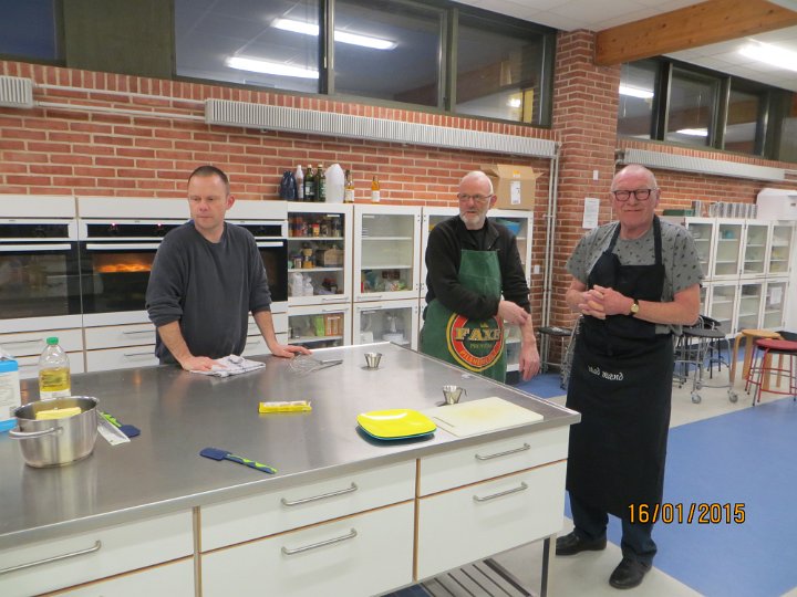 IMG_0744.JPG - Martin fik et lille bijob hos Gribskov Seniorcenter som kokkelære for pensionisterne. Både pensionisterne og Martin har meget glæde af dette.