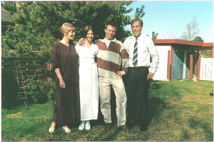 KONF2.JPG - Familiefoto taget ved Camillas konfirmation. 