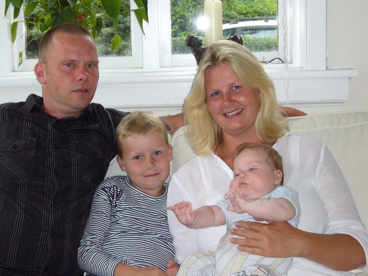 P1010665.JPG - Den lykkelige familie. Martin, "lille" Martin, Charlotte og Oscar.