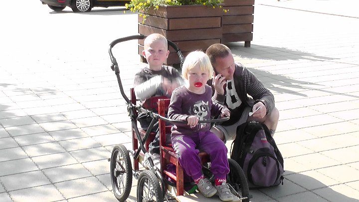 S1750005.JPG - Jeg var på en weekendtur med Martin og børnene til Legoland. En dejlig oplevelse. Bemærk det fine køretøj, som Martin selv har konstrueret. Det var meget praktisk og fungerede fint.
