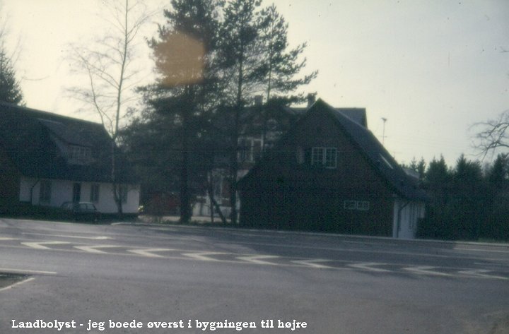 100-0037.jpg - Da jeg blev skilt fra Jytte, flyttede jeg ind på Landbolyst, Hillerød, på et lille værelse på 8 kvadratmeter. Senere overtog jeg hele 1. sal i huset med den røde gavl. Det var her Martin kom som weekendbarn. Alle tiders sted, da vi havde skoven lige over for bygningen.