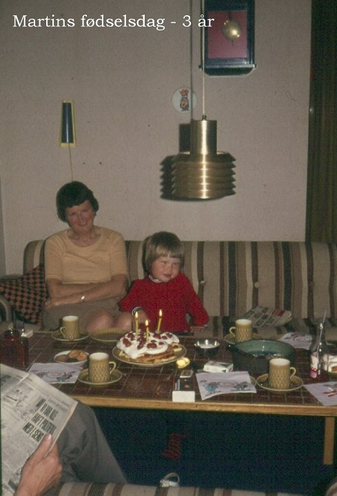 100-0082.jpg - Vi fejre Martins 3 års fødselsdag sammen med mormor og morfar.