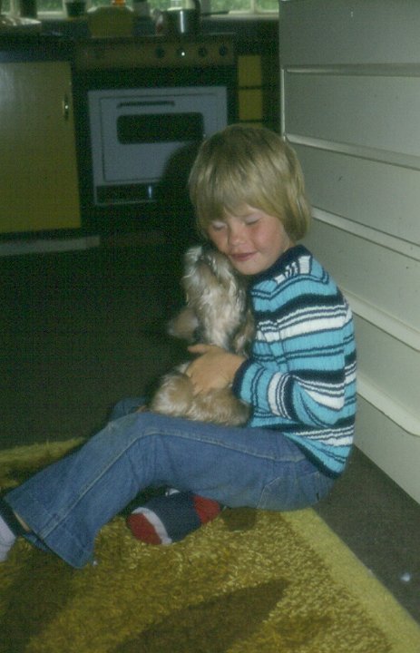 100-0166.jpg - Mens jeg boede på Landbolyst sammen med en pige, fik jeg en ruhåret gravhund. Martin og den blev rigtig gode venner. 