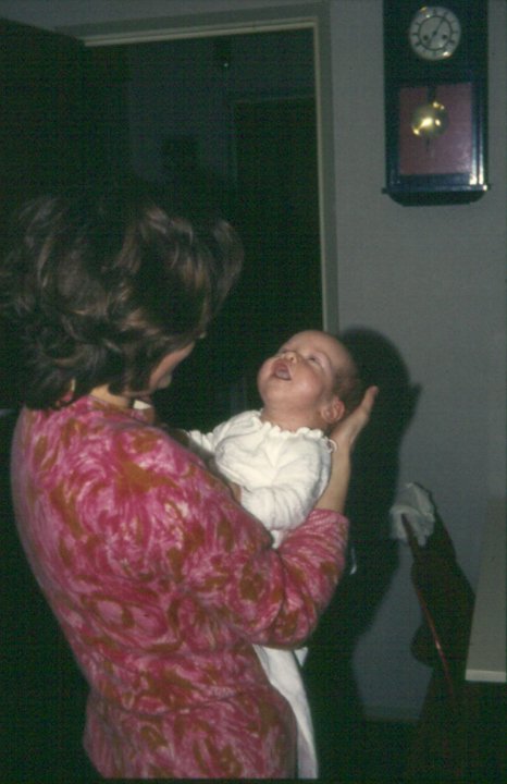 12-1-0021.jpg - Et stort smil til mor Jytte.