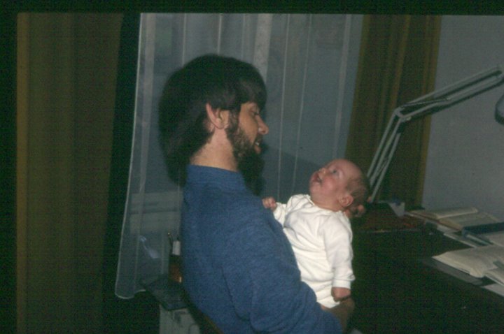 12-1-0028.jpg - En meget stolt far med en dejlig lille køn dreng. Jeg læste til eksamen på dette tidpunkt, men det var lidt svært at koncentrere sig.