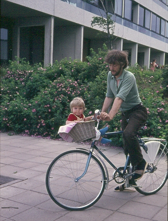 15-2-0006.jpg - Så skal vi ud at cykle. Det var dengang, jeg havde hår på hovedet.