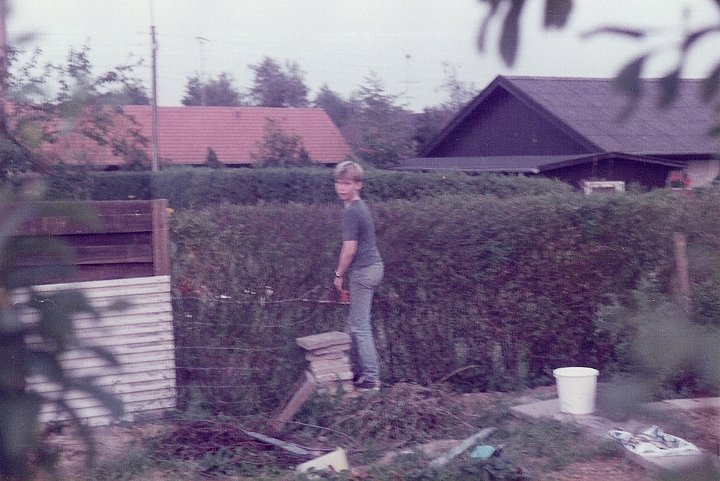 1983-Alb1-10003-2.jpg - Martin var også dengang vild med at fiske. En dag kom han hjem med nogle aborre, som vi ikke var så vilde efter at spise. Men han ville ikke bare smide dem i skraldespanden. Så de skulle begraves rigtigt. Her bliver de begravet.